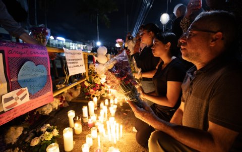 Archivo. Decenas de personas encendieron velones, portaron globos y depositaron flores en la parte frontal de la discoteca Jet Set, en Santo Domingo.
