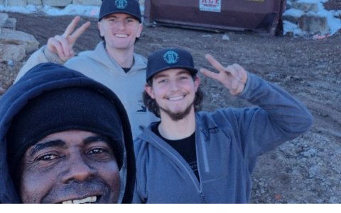 Erwin Ramírez y sus amigos de trabajo.