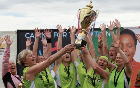 Los jugadores de los New England Breakers de EE. UU. celebran después de ganar el partido final contra Les Zamies Foot de Francia.
