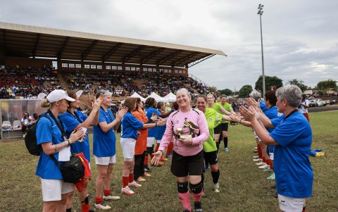 Las jugadoras de Les Zamies Foot de Francia felicitan a la portera de New England Breakers de EE. UU., Chris Matson (C).