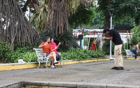 Fotos al Instante; los visitantes aprovechan la oportunidad de inmortalizar su momento.