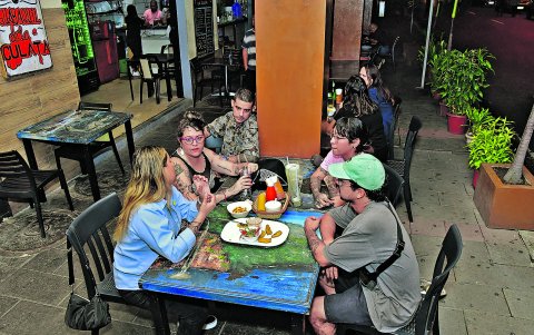 Reunión de gestores culturales para organizar eventos.