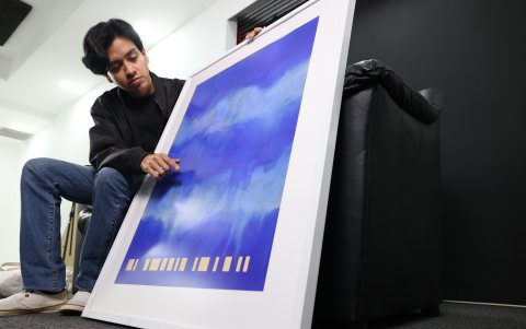 Daniel Morales explica su obra en acuarela 'Para Dani'. Su usuario en Instagram es @daruleos