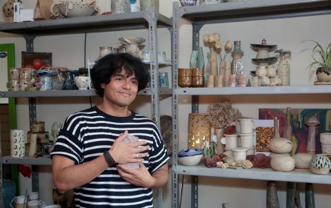 Alfonso Ponce muestra su 'galería' de creaciones hechas a mano.,