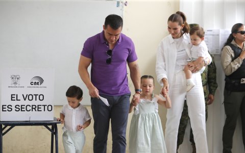 Daniel Noboa vota en compañía de su familia.