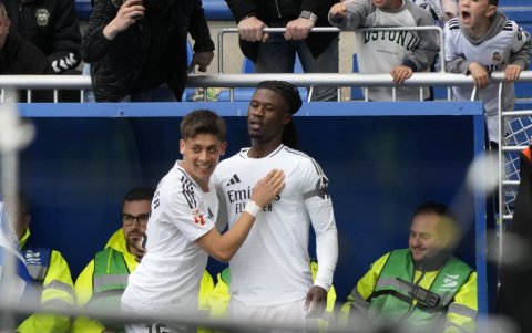 Eduardo Camavinga (d) en la celebración de gol en el partido entre Real Madrid y Alavés