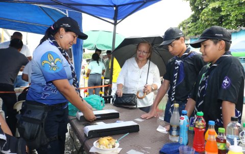 Varios representante del Grupo #10 Scout los ayudan a realizar las labores