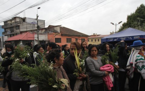 La fe y la democracia se encuentran en las urnas: votantes quiteños participaron en una jornada marcada por el simbolismo del Domingo de Ramos.