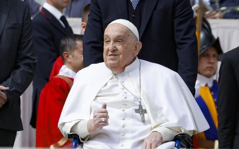 El papa Francisco ante los fieles en la Plaza de San Pedro del Vaticano, al término de la misa del Domingo de Ramos, la celebración que marca el inicio de la Semana Santa. EFE