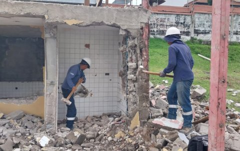 El Cabildo inició la demolición de estructuras obsoletas al interior del parque.