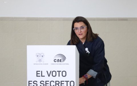 María José Pinto llegó acompañada de su esposo y con resguardo policial.