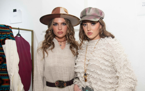 Olivia Whitlock y Hailey Thompson.