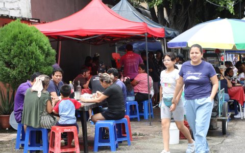 A pesar de ya haber ejercido su derecho al voto, el tema principal de grupos familiares era: “¿El próximo presidente nos sacará de esta pobreza?”.