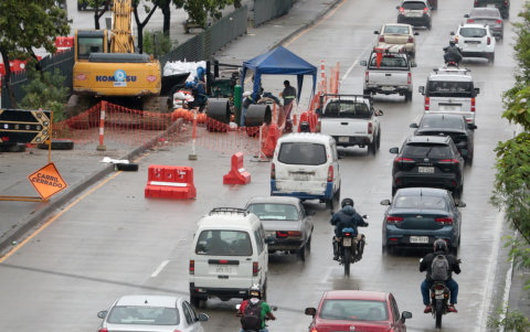 Norte. La autopista Narcisa de Jesús se suele colapsar en las mañanas. Los trabajos en un tramo de la vía provocan que se formen largas filas de vehículos durante la mañana.