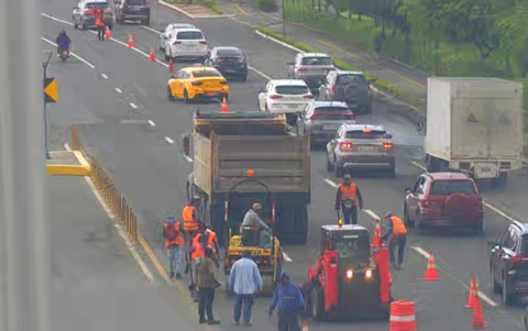 En Samborondón se realizan trabajos de bacheos emergentes, según anunció el Municipio