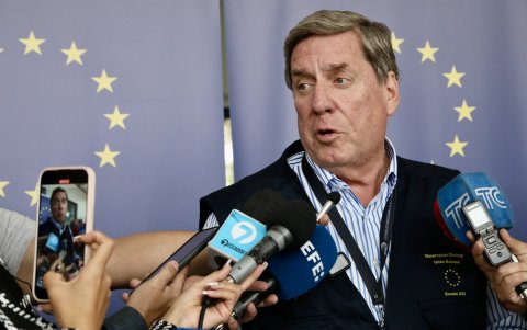 El jefe de la misión de observación electoral de la Unión Europea (UE) en Ecuador, el eurodiputado español Gabriel Mato, habla con la prensa este domingo en Quito (Ecuador).