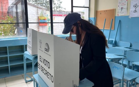 Ecuatorianos ejercen su derecho al voto en la segunda vuelta presidencial, una jornada clave para definir el futuro político del país.