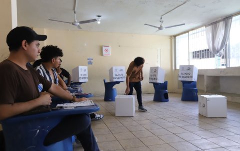 Ciudadanos optaron por votar en los últimos minutos de la jornada electoral.