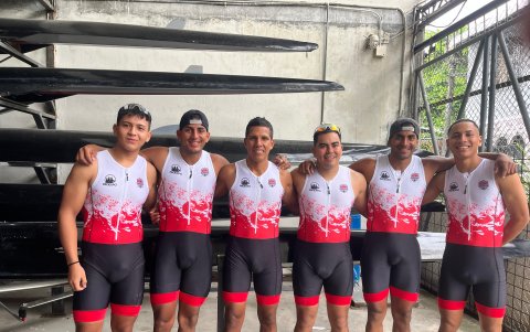De izquierda a derecha los remeros Julio Arévalo, Alan Solá, Adrián Guala, Randy Cerezo, Cristian Solá (suplente) y David Arévalo.