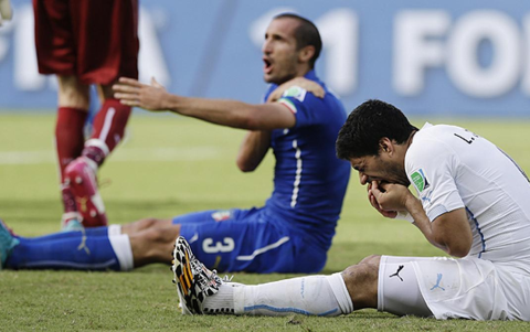 Luis Suárez (d) aquejó un dolor luego de morder a Chiellini en el partido de Uruguay vs Italia