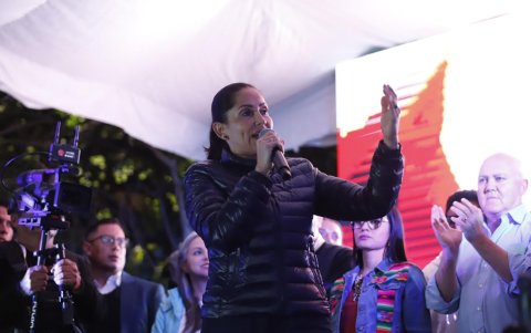 Luisa González no aceptó los resultados. Detrás de ella se observa a Diego Borja y a Viviana Veloz.