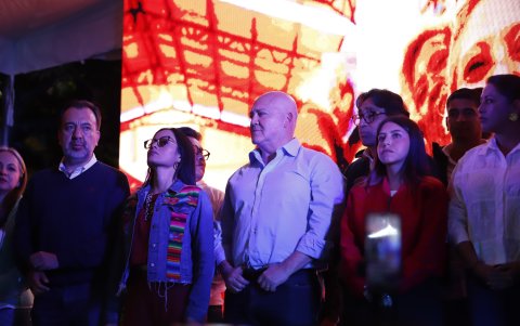 Funcionarios vinculados al correísmo como Pabel Muñoz y Paola Pabón, durante un mitin político en Quito, la noche del domingo 13 de abril, tras conocerse los primeros resultados electorales.