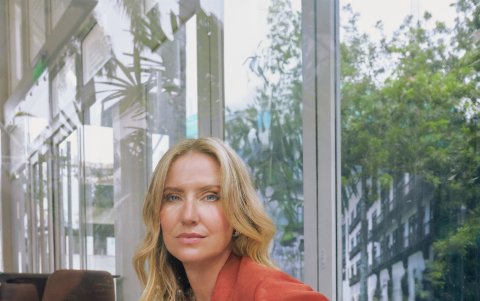 Stephany Hollihan, fundadora de Sensi Studio, habla de su estilo, su marca y su pasión por la moda artesanal ecuatoriana