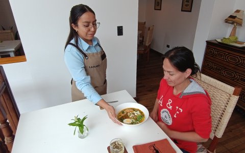 En el restaurante La María la fanesca tienen un sabor especial que resalta la textura de los granos tiernos.