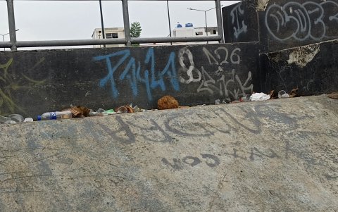 Desechos acumulados sobre rampas del parque de patinaje junto al estadio Yeyo Úraga.