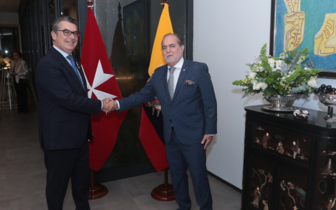 El embajador Petrus Fernandini y Bohlin con el anfitrión, Ricardo Ortega Maldonado, consejero de la Soberana Orden de Malta.