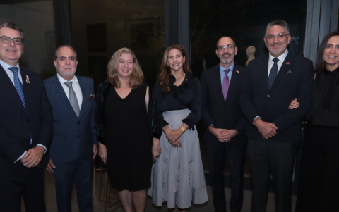 El embajador Petrus Fernandini acompañado de Ricardo Ortega, Mary Fisk Ridder, Margarita Ycaza de Ortega, Eric Martini, Álvaro Dassum e Ivonne de Dassum.