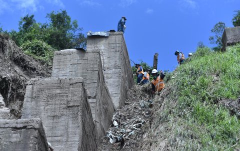 Intervención. Personal municipal continúa con la limpieza en el sector de la quebrada en la Av. de Los Conquistadores en Guápulo.