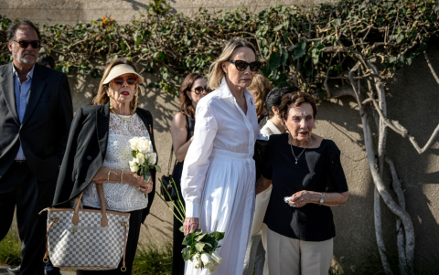 Patricia Llosa (c) mientras esperaba a las afueras de su casa este lunes.