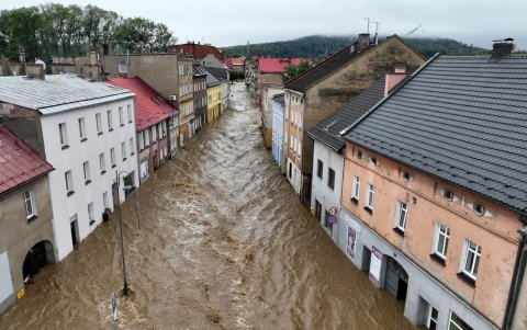 Esta fotografía aérea, tomada el 15 de septiembre de 2024, muestra las calles inundadas de Glucholazy, en el sur de Polonia.