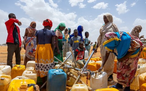 Los refugiados sudaneses llenan bidones con agua en el campo de refugiados de Touloum, en la provincia de Wadi Fira, Chad, el 8 de abril de 2025.