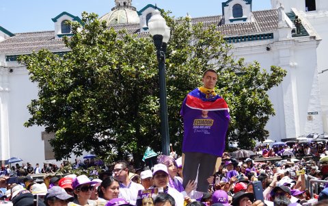 Simpatizantes de Daniel Noboa se congregan en la Plaza Grande para celebrar su reelección y presenciar el cambio de guardia, 15 de abril de 2025.