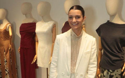 Cristina Barettino posa junto algunos de sus diseños.