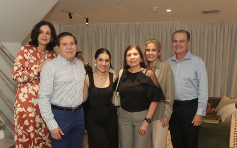 Sinia Barquet, Juan Carlos Argenzio, Martha Barquet, Lorena Jara, Karin de Jaramillo y Roberto Jaramillo.