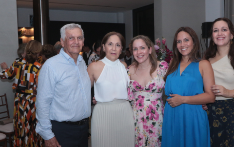 Óscar Caicedo Castells y María del Carmen Jurado de Caicedo junto a sus hijas Ana María, Paola y María Cristina.