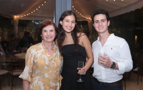 Beatriz de Vinueza, Arianna Vinueza y Alberto Granados.