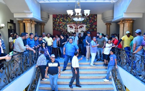 Por dos días consecutivos se han dado protestas afuera del Rectorado de la Universidad Agraria. Se pide la salida de Tamara Borodulina.