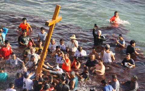 Feligreses ingresan al mar como acto de fe.