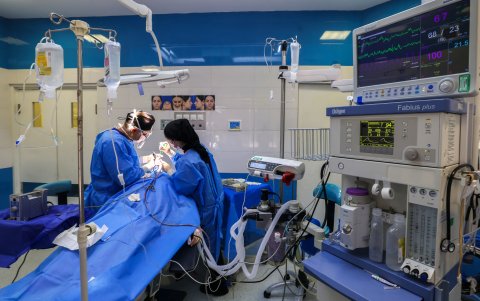 En una clínica repleta de gente en Teherán, el cirujano de rinoplastia Hamidreza Hosnani revisa su apretada agenda, preparándose para más de una docena de operaciones.