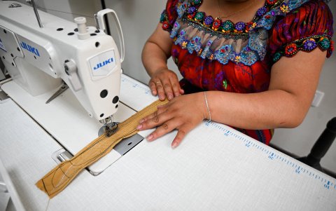 Guatemala implementa un programa de formación profesional técnica para prevenir la migración ilegal de jóvenes a Estados Unidos y apoyar a quienes son deportados.