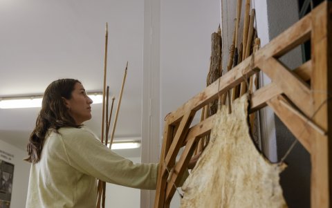 Concepción Torres Navas, investigadora del laboratio de arqueología experimental de la UAM, trabajando en el laboratorio.