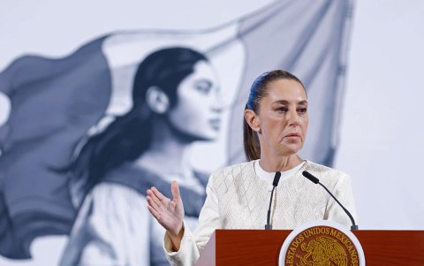 La presidenta de México, Claudia Sheinbaum, habla durante una rueda este miércoles, de prensa en Palacio Nacional de la Ciudad de México (México).