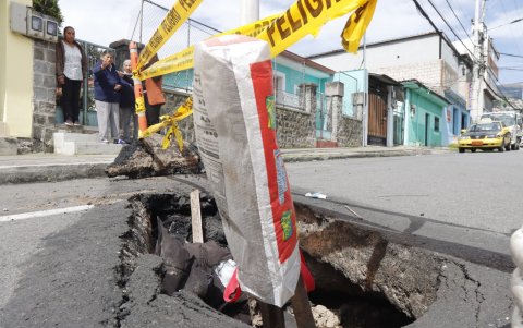 Daño. Este es el hueco que se formó en Cotocollao y atraviesa la calle Flavio Alfaro. Vecinos sienten temor de que afecte sus viviendas.