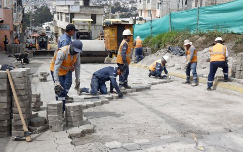 Tras el colapso de las alcantarillas el adoquín se desprendió en la Roldós