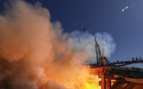 Lanave Soyuz MS-27 cuando inciaba el despegue en Florida, Estados Unidos