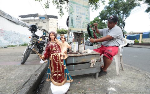 Juan Medina reparaba una figura de la Virgen María en un espacio de las calles 6 de Marzo y Manabí, en el centro, donde a diario espera clientes junto a su hermano José.